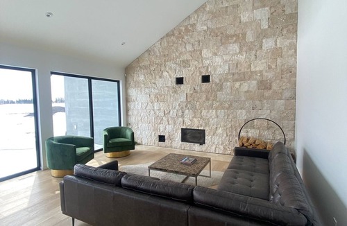 New Bothwell Cottage | Modern and spacious country house minutes outside the city