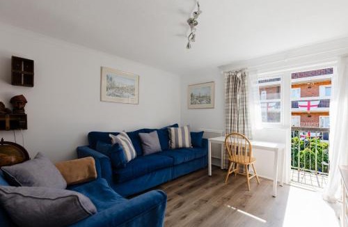 Kennington Apartment | Modern and Spacious Central 1 Bedroom Apartment with Balcony
