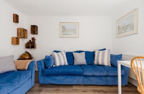 Kennington Apartment | Modern and Spacious Central 1 Bedroom Apartment with Balcony
