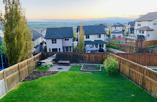 Cochrane House | Modern and spacious family home close to Calgary and the mountains.
