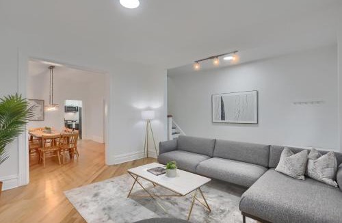 Pittsburgh House | Modern and Spacious Four Bedroom House in Pittsburgh with Parking