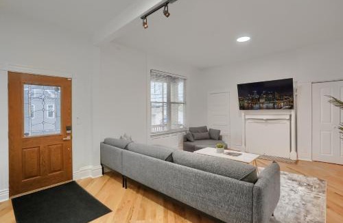 Pittsburgh House | Modern and Spacious Four Bedroom House in Pittsburgh with Parking