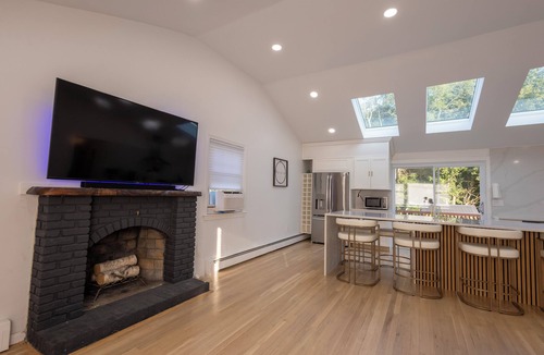 Salem House | Modern and spacious home with Private Yard in Salem- parking included