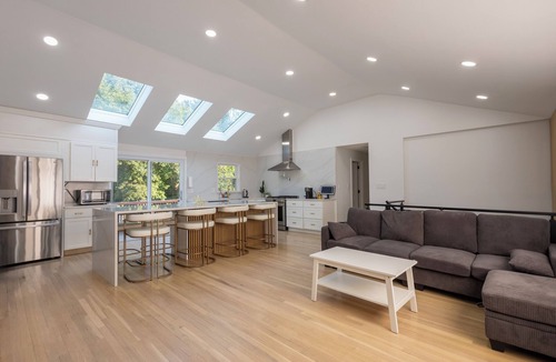 Salem House | Modern and spacious home with Private Yard in Salem- parking included