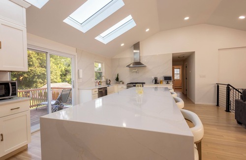 Salem House | Modern and spacious home with Private Yard in Salem- parking included