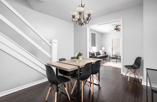 Kennedy King House | Modern and Spacious Home mins to Downtown