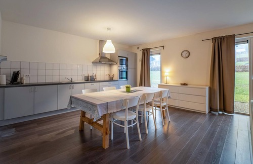 Buellingen Apartment | Modern and spacious vacation apartment near the Bütgenbach reservoir.