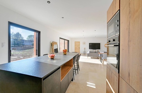 Les Plans House | Modern and spacious vacation home with pool.