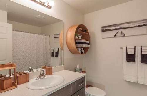 Spokane Valley Apartment | Modern and Stylish KING bed Wifi FREE Parking