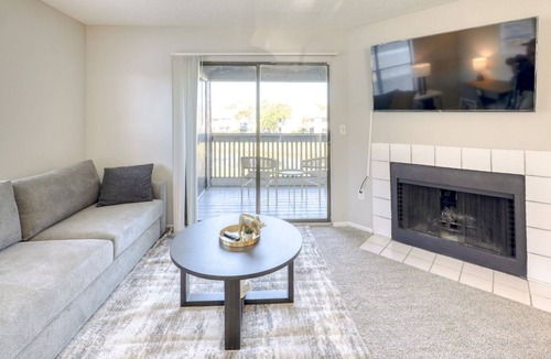 Greater Northdale Apartment | Modern Apartment in Prime Location (ID6123X10)