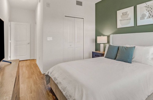 Diplomat Apartment | Modern Apartment in Prime Location (ID8612X67)