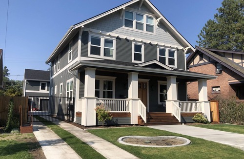 Manito Apartment | Modern Apartment 2 blocks from Manito Park