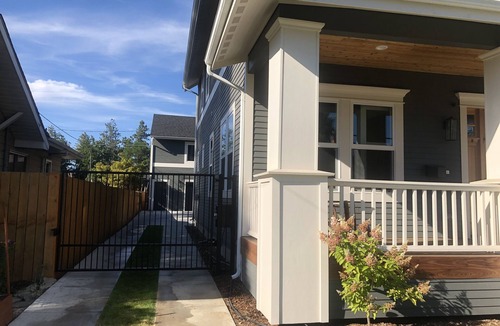 Manito Apartment | Modern Apartment 2 blocks from Manito Park