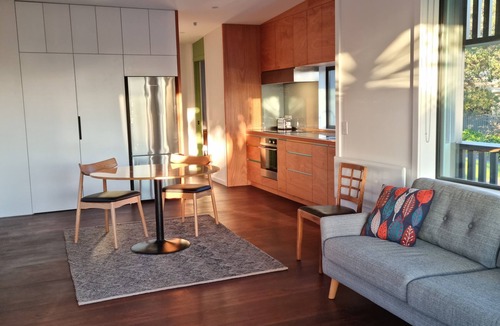 Wellington Apartment | Modern apartment, 5 mins Eastbourne & 2 to beach, views of Wellington Harbour!