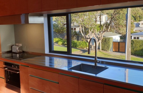 Wellington Apartment | Modern apartment, 5 mins Eastbourne & 2 to beach, views of Wellington Harbour!