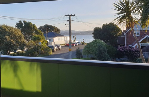 Wellington Apartment | Modern apartment, 5 mins Eastbourne & 2 to beach, views of Wellington Harbour!