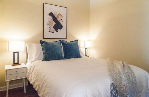 Liberty Area Apartment | Modern Apartment in Prime Location (ID7453X0)