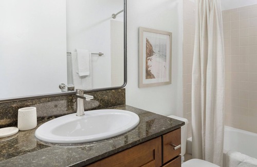 North Broadway - Holiday Apartment | Modern Apartment in Prime Location (ID1248X586)