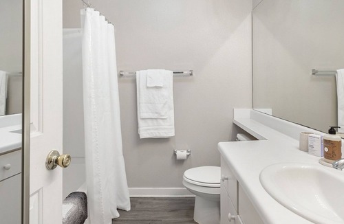 Pearl River Apartment | Modern Apartment in Prime Location (ID3897X65)