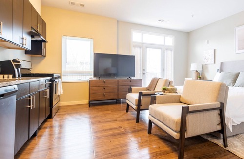 Windsor Apartment | Modern Apartment in Prime Location (ID8475X33)