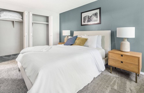 Avon Apartment | Modern Apartment in Prime Location (ID7450X1)