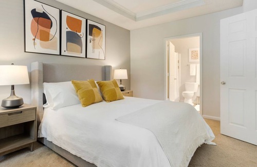Greer Apartment | Modern Apartment in Prime Location (ID4770X52)