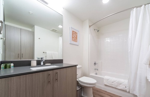 Kent Apartment | Modern Apartment in Prime Location (ID6597X31)