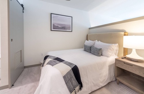 Kent Apartment | Modern Apartment in Prime Location (ID6597X31)
