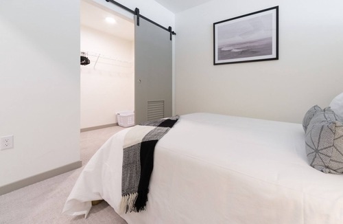 Kent Apartment | Modern Apartment in Prime Location (ID6597X31)