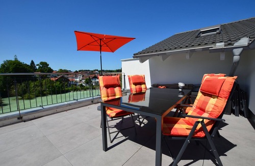 Grundl Apartment | Modern apartment in Upper Bavaria with lake view, terrace and private parking