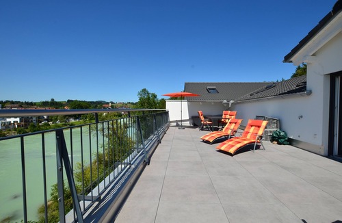 Grundl Apartment | Modern apartment in Upper Bavaria with lake view, terrace and private parking
