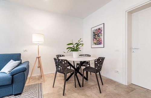Historic Centre Apartment | Modern Apartment in Villa with Garden - Easy Parking