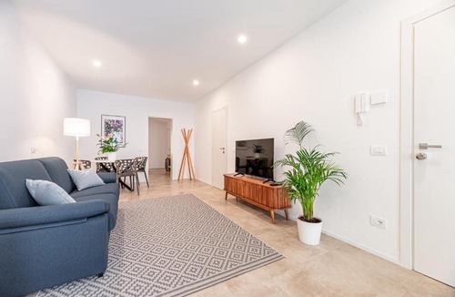 Historic Centre Apartment | Modern Apartment in Villa with Garden - Easy Parking