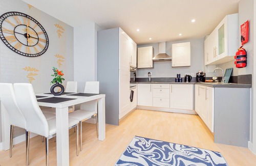 Basingstoke Apartment | Modern apartment offering on-site parking, level access, and a prime location within walking distance to the railway station, shops, and restaurants.