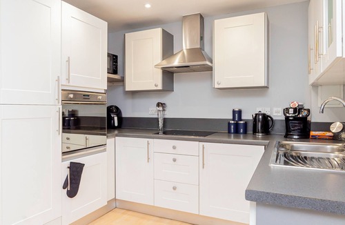 Basingstoke Apartment | Modern apartment offering on-site parking, level access, and a prime location within walking distance to the railway station, shops, and restaurants.