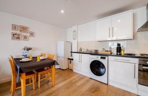 Andover Apartment | Modern Apartment overlooking Andover High Street