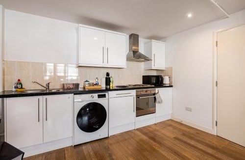 Andover Apartment | Modern Apartment overlooking Andover High Street