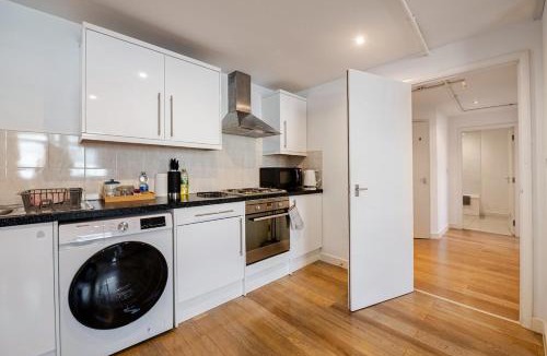 Andover Apartment | Modern Apartment overlooking Andover High Street
