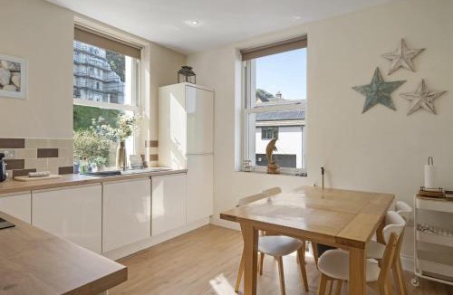 Westward Ho Apartment | Modern Apartment Private Parking Walk to Beach