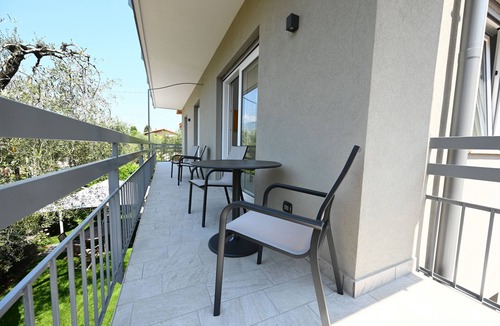 Malcesine Condo | MODERN APARTMENT SECOND FLOOR AND PARKING SPACE APP ARIA