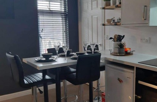Lanark Apartment | Modern Apartment - Sleeps 4 - Centrally located