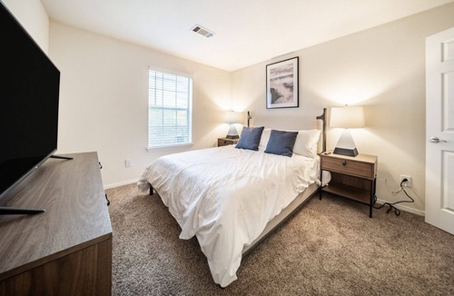 North Royalton Apartment | Modern Apartment in Prime Location (ID5072X67)