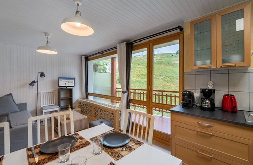 Courchevel Apartment | Modern apartment with balcony, wifi, slope access in Courchevel
