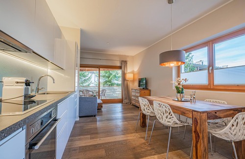 Kitzbuehel Apartment | Modern apartment with mountain view and balcony