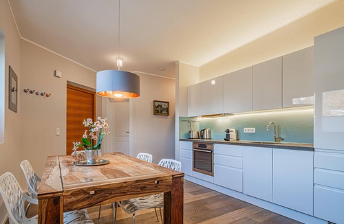 Kitzbuehel Apartment | Modern apartment with mountain view and balcony