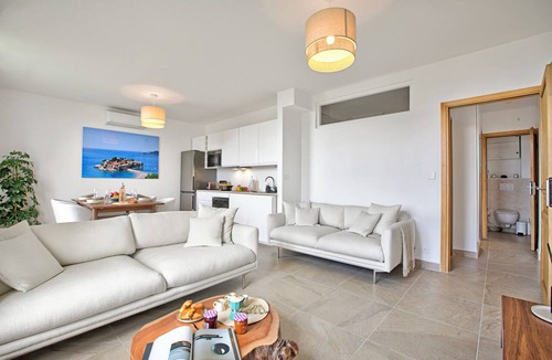 Les Baumettes Apartment | Modern Apartment With City View, Nice, France