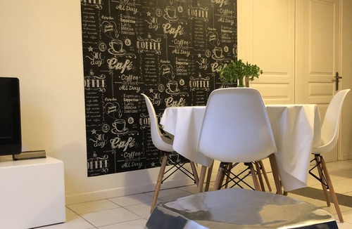 Opera Apartment | Modern apartment with a side view of the old harbor