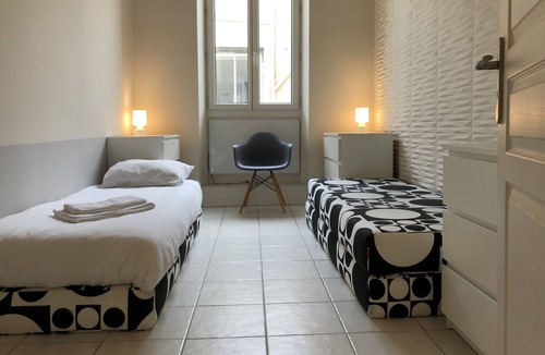 Opera Apartment | Modern apartment with a side view of the old harbor