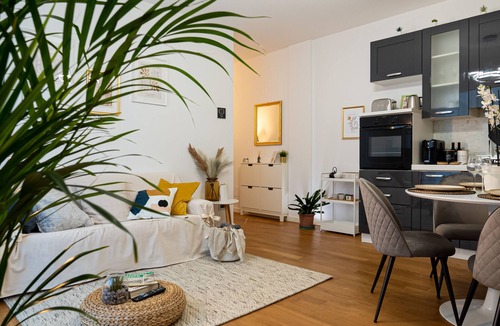 Old Town Apartment | Modern apartment with private park - Maison Blanche
