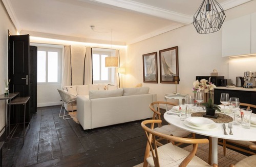 Barriera Vecchia-San Giacomo Apartment | Modern apartment with private outdoor space